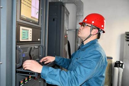 安能分公司李志伟正在检查烟气在线设备。 朱朝晖 摄