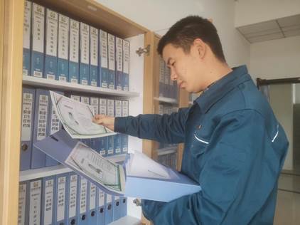 新能热电闫程正在检查职业健康档案。赵惠羽 摄