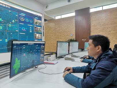 图1:总调度室调度中心主任杨五湖统密切关注供热负荷变化情况。