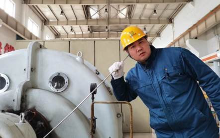 图2:众诚分公司运行科汽机班长杨浩正在巡检。