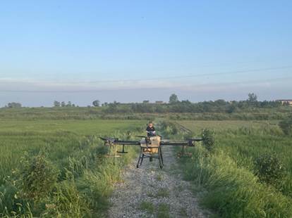 农机专干指导使用无人机