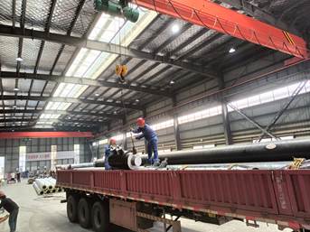 【压缩版】保温管厂质量安全专工王平、电工叶波正在配合行车装车发货。李明 摄 (2)_副本