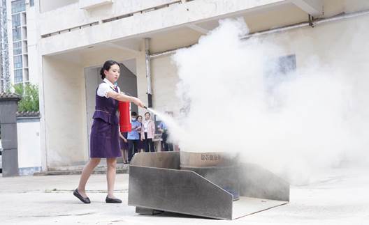 乘务人员进行消防实操训练1(李正源摄)