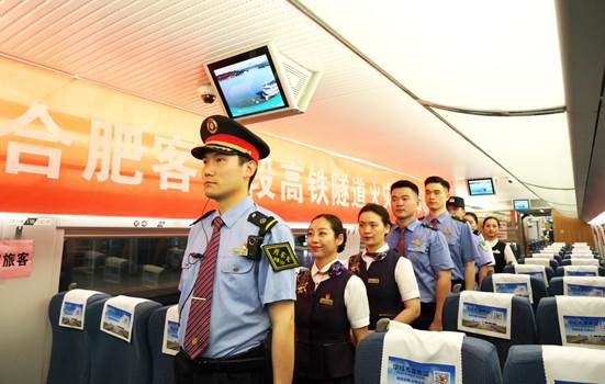 高铁隧道内火情演练(李正源摄)