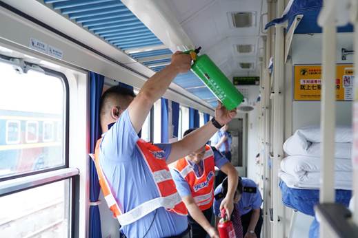 针对普速列车卧铺车厢失火进行应急预案演练(李正源摄)