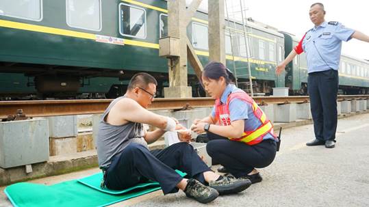 普速车线路救助伤员(李正源摄)