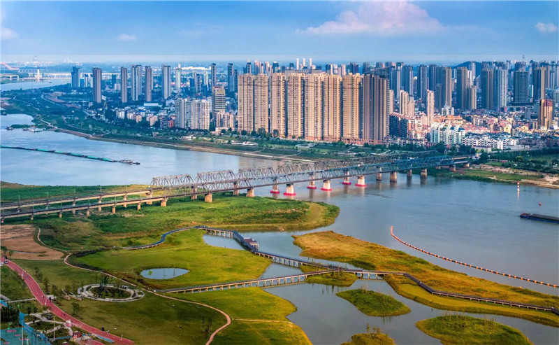 “靓淮河”工程实施后，淮河两岸成为蚌埠市民城市会客厅。蚌埠市委宣传部供图