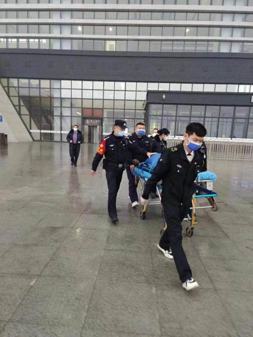 旅客高铁站突发疾病,民警紧急救助转危为安-新华网