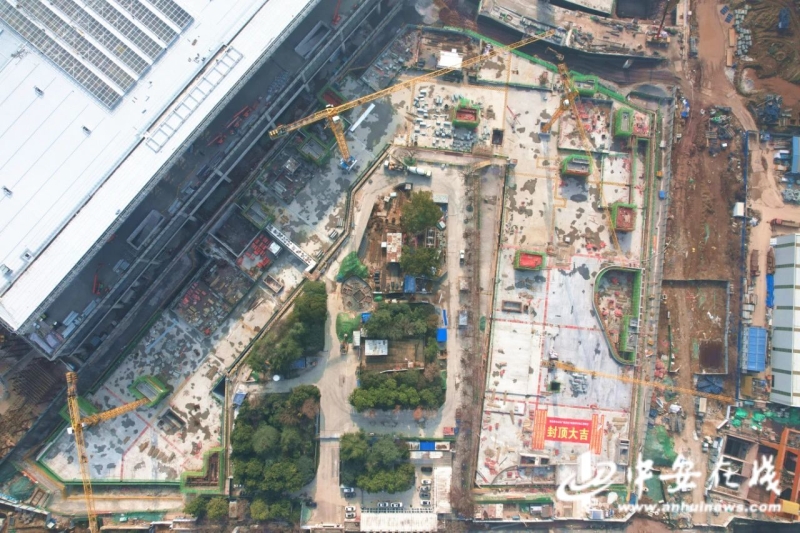 新合肥西站封顶.jpg