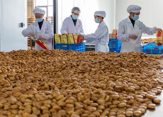 万安镇一企业正在包装烧饼 汪朝晖 摄