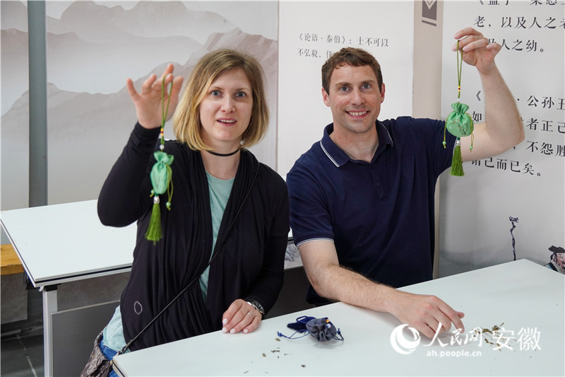 外国友人在固镇垓下遗址体验非遗。人民网记者 陈若天摄