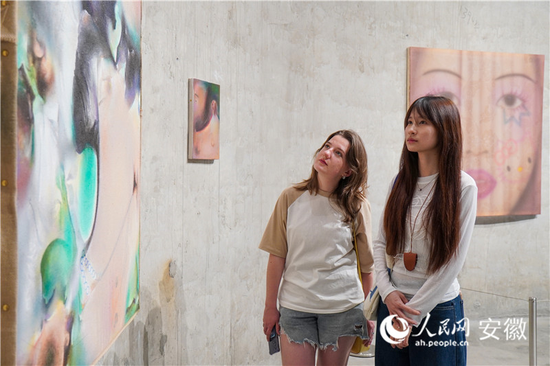 阮枚儿(右)和俄罗斯留学生秀莎打卡新粮仓。人民网记者 陈若天摄