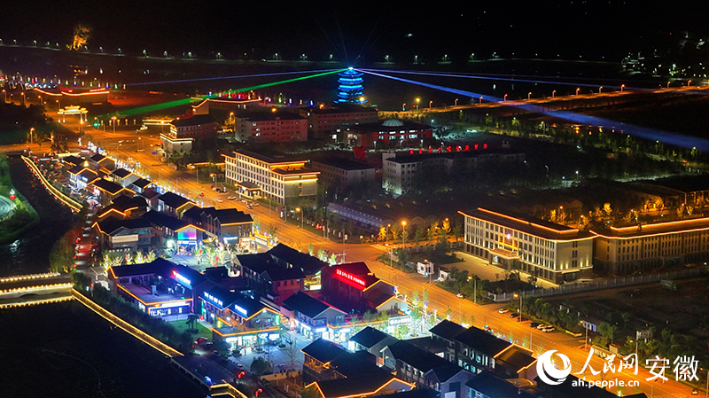 迎驾春风小镇夜景。人民网 郭昊摄