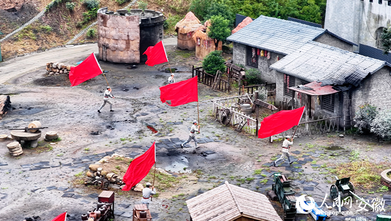《大别山传奇》实景演出。人民网 郭昊摄