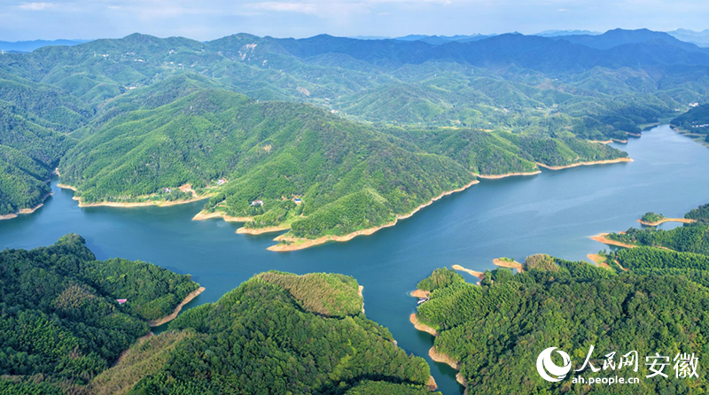 俯瞰佛子岭水库。人民网 郭昊摄