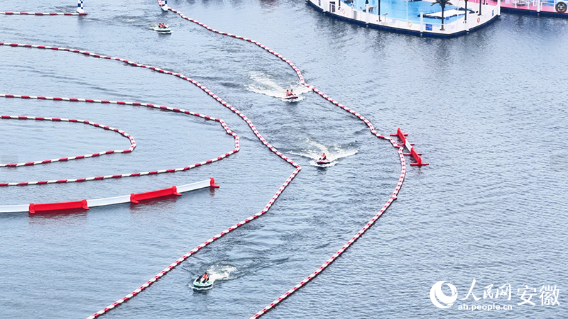 迎驾水世界，游客正在体验水上项目。人民网 郭昊摄