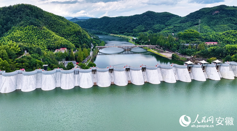 俯瞰佛子岭水库。人民网 郭昊摄
