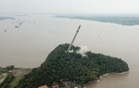 震撼！長江皖中大跨越輸電塔實施爆破