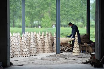 安徽阜南：木制工艺品助增收