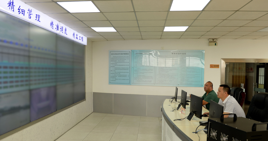 在蚌埠閘工程管理處控制室內，工作人員查看監控係統