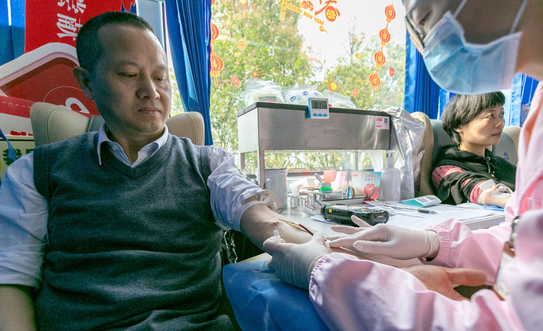 3月25日，安徽省人防办组织开展无偿献血活动。