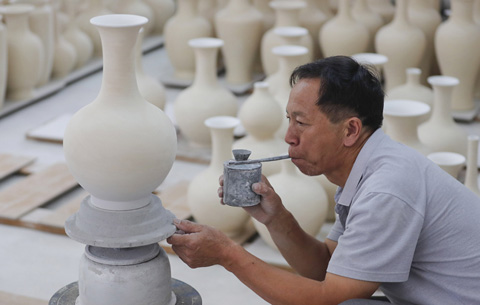 图片故事：古法瓷窑“把桩师”的瓷器人生