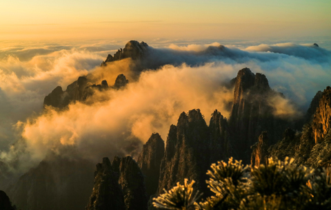 安徽黃山：雲海“牽手”霧凇