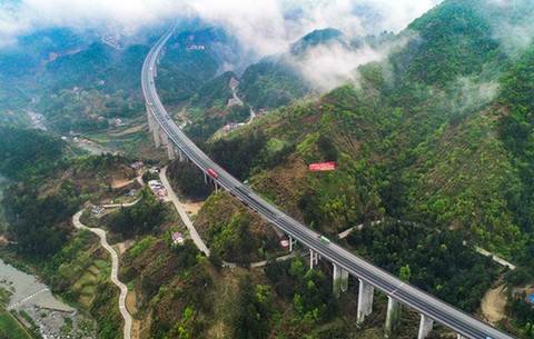 沿着高速看中国|“蛟龙”穿云山 峻岭变坦途