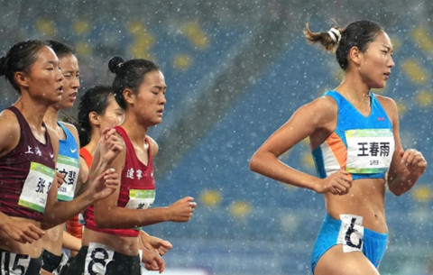 田径女子1500米：安徽队选手王春雨夺冠