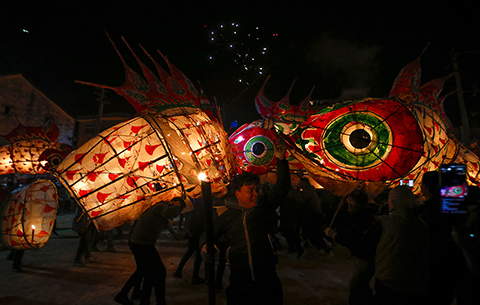 安徽黃山：魚燈嬉遊鬧古村