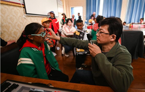 關愛高原學子 安徽眼科醫生團隊赴西藏義診