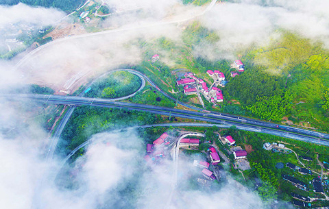 【“飛閱”中國】“巨龍”穿雲過 鄉村入畫來