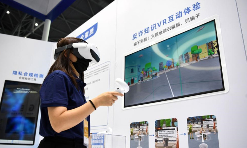 参展企业代表演示反诈知识VR互动体验项目