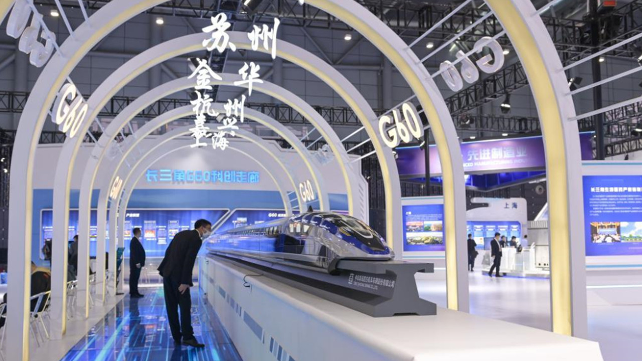 2021世界制造业大会展示高速磁悬浮列车模型
