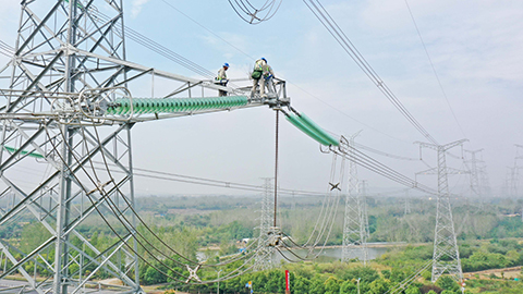 安徽滁州：高空 “體檢”保供電
