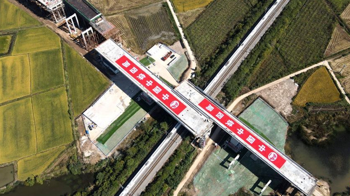 安徽：万吨桥梁转体跨越沪蓉铁路