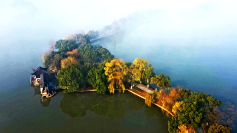 安徽铜陵：冬日平流雾 氤氲如画卷