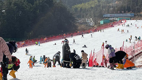 “滑雪+民宿”让大别山的冬天“热”起来